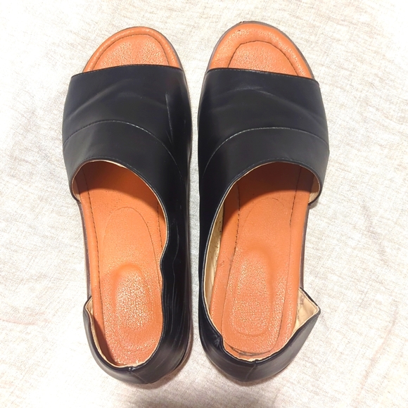 Flat slip on open toed shoes - Picture 1 of 4
